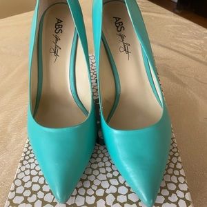 Allen Schwarzk ladies Aqua dress pumps